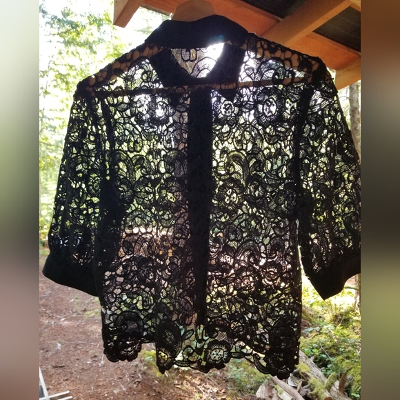 Small ladies Fashion Top Shirt Flower Net Mesh Pattern Black button Signature 8 - Picture 6 of 9